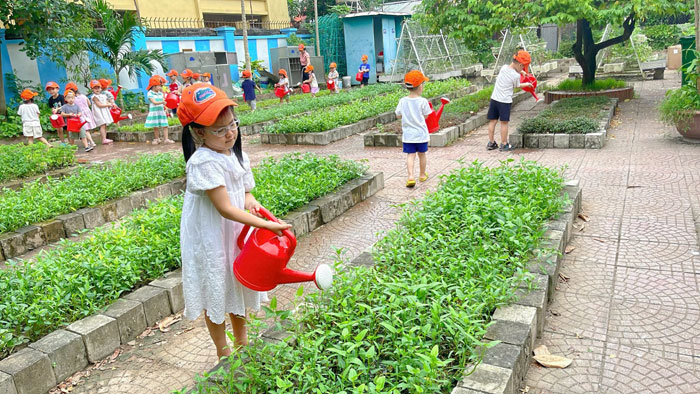 Học sinh chăm sóc cây xanh